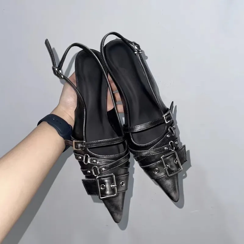 Women'S Accessories Trends 2025 - Gespitst spitse pumps dames met riemgesp