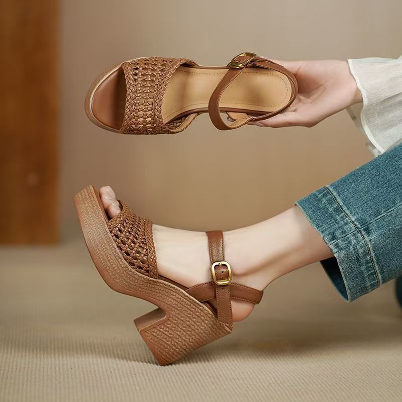 Women'S Accessories Trends 2025 - Elegante gevlochten damessandalen met hoge hakken